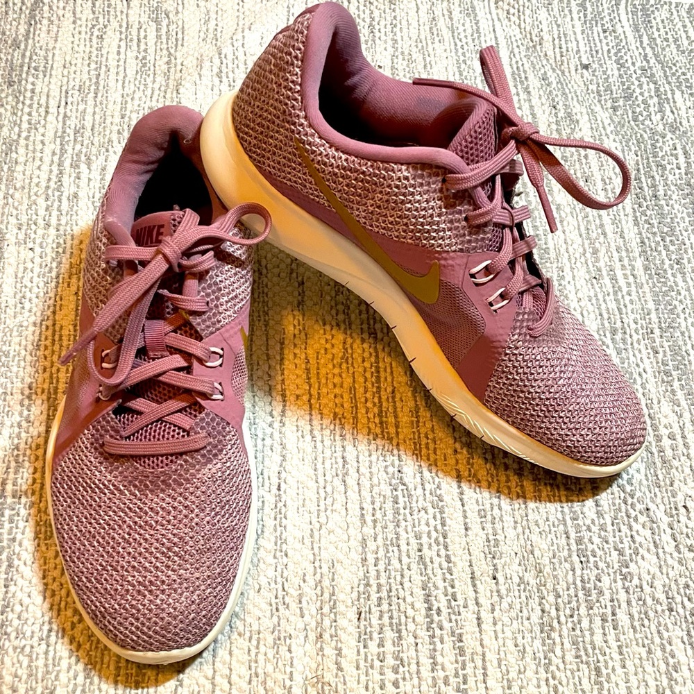Women’s Nike Flex Trainer 8 AMP. “Plum dust” Mauve/Lavender, Gold Check. Size 7.
